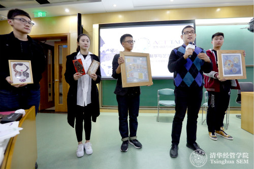 1480037700421067250.jpg 图4:清华大学艺术与科学研究中心办公室主任王旭东老师展示清华美院同学的原创作品。_meitu_3.jpg