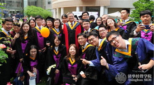2 钱颖一院长在毕业招待会与毕业生合影留念logo.jpg